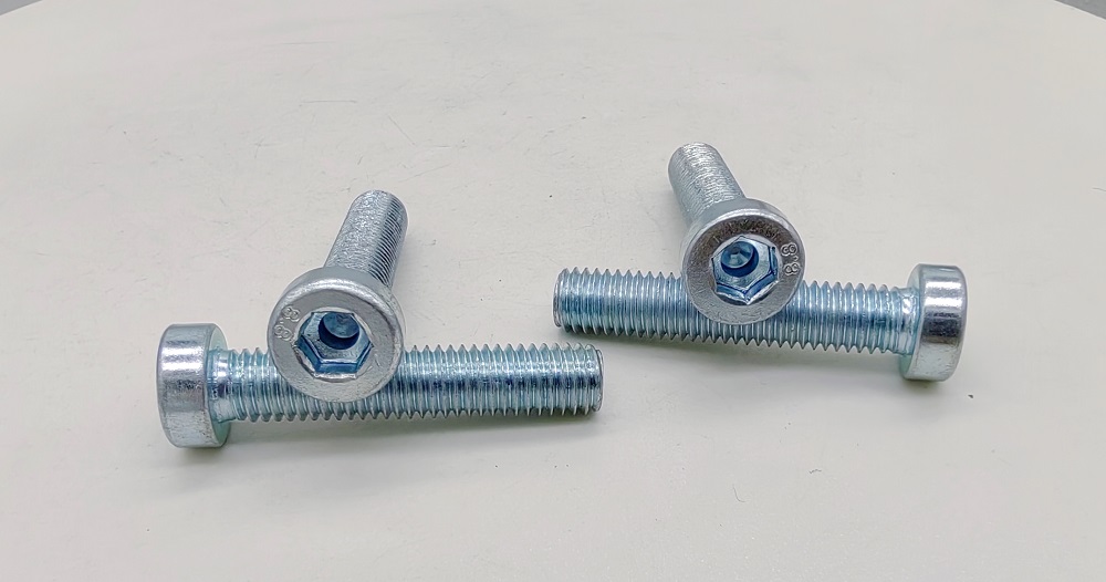 Guide HoleでDIN6912内側六角形を使用する方法短い円筒形ヘッドネジ？